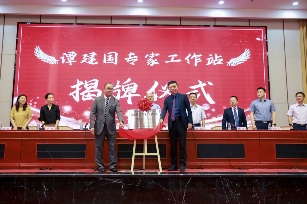 修复科专家赴云南举办中华口腔医学会西部行公益活动